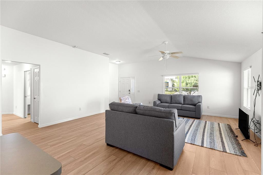 待售: $335,000 (3 贝兹, 2 浴室, 1611 平方英尺)