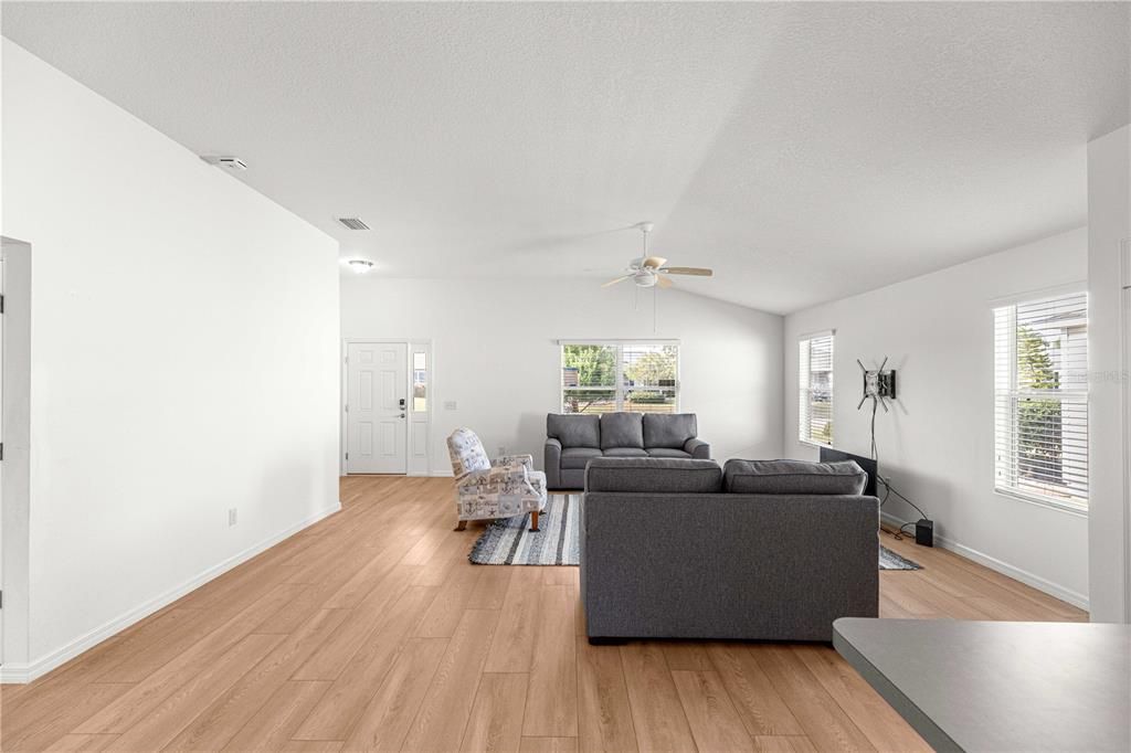 待售: $335,000 (3 贝兹, 2 浴室, 1611 平方英尺)