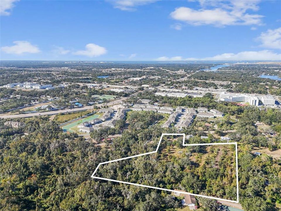 На продажу: $1,500,000 (7.35 acres)