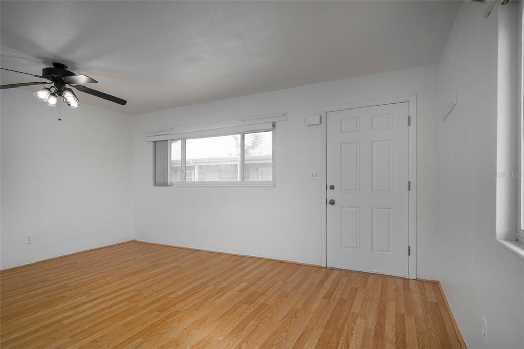 На продажу: $99,000 (1 спален, 1 ванн, 605 Квадратных фут)