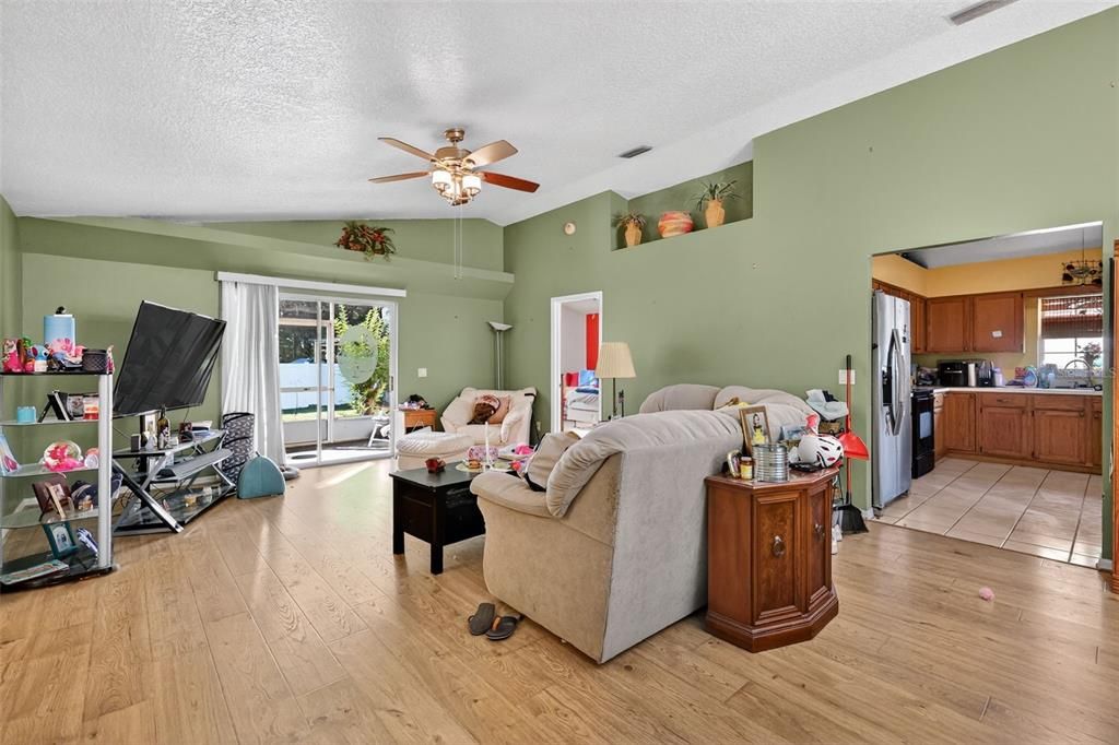 En Venta: $249,900 (3 camas, 2 baños, 1352 Pies cuadrados)