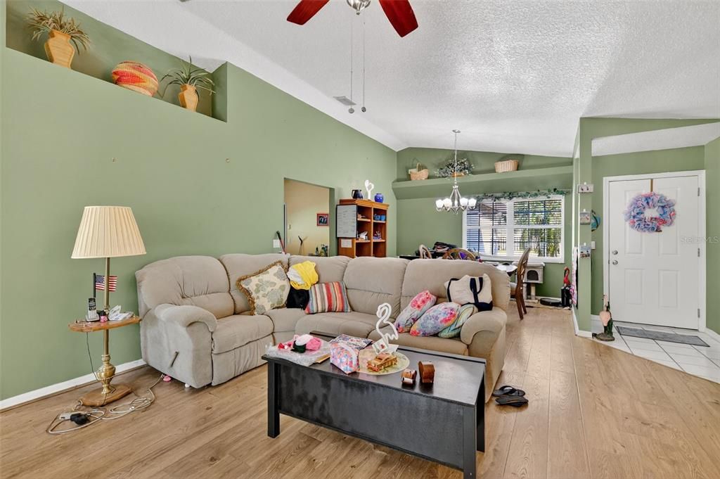 En Venta: $249,900 (3 camas, 2 baños, 1352 Pies cuadrados)