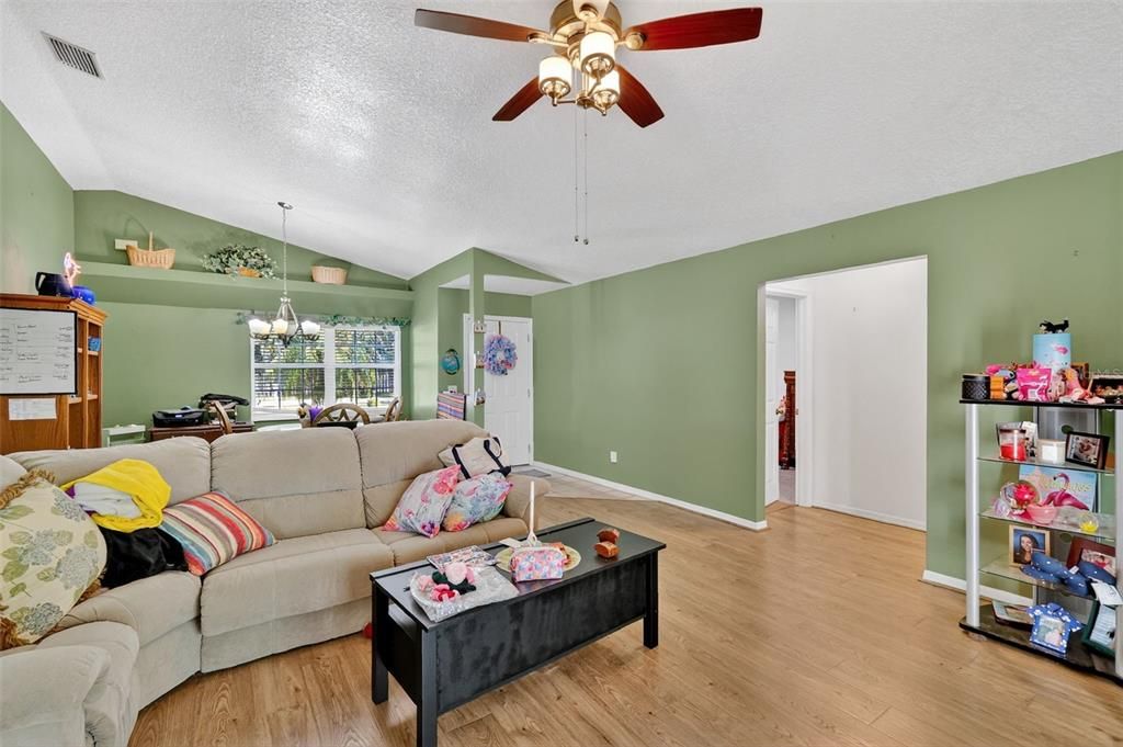 En Venta: $249,900 (3 camas, 2 baños, 1352 Pies cuadrados)