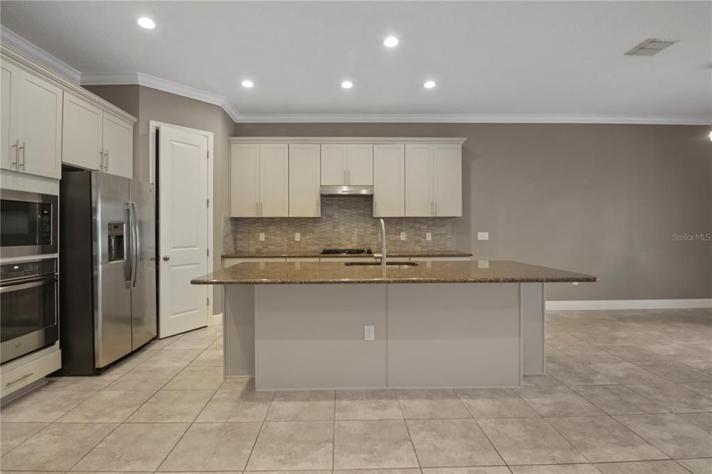 En Venta: $695,000 (3 camas, 2 baños, 2193 Pies cuadrados)