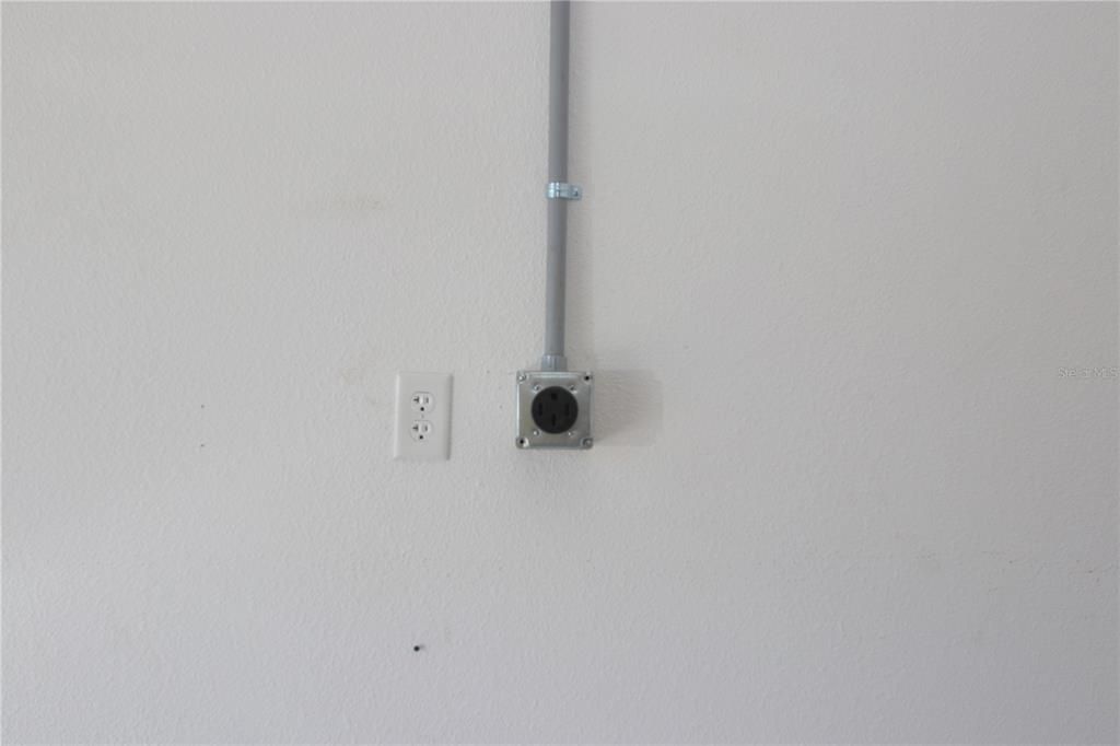 En Venta: $695,000 (3 camas, 2 baños, 2193 Pies cuadrados)