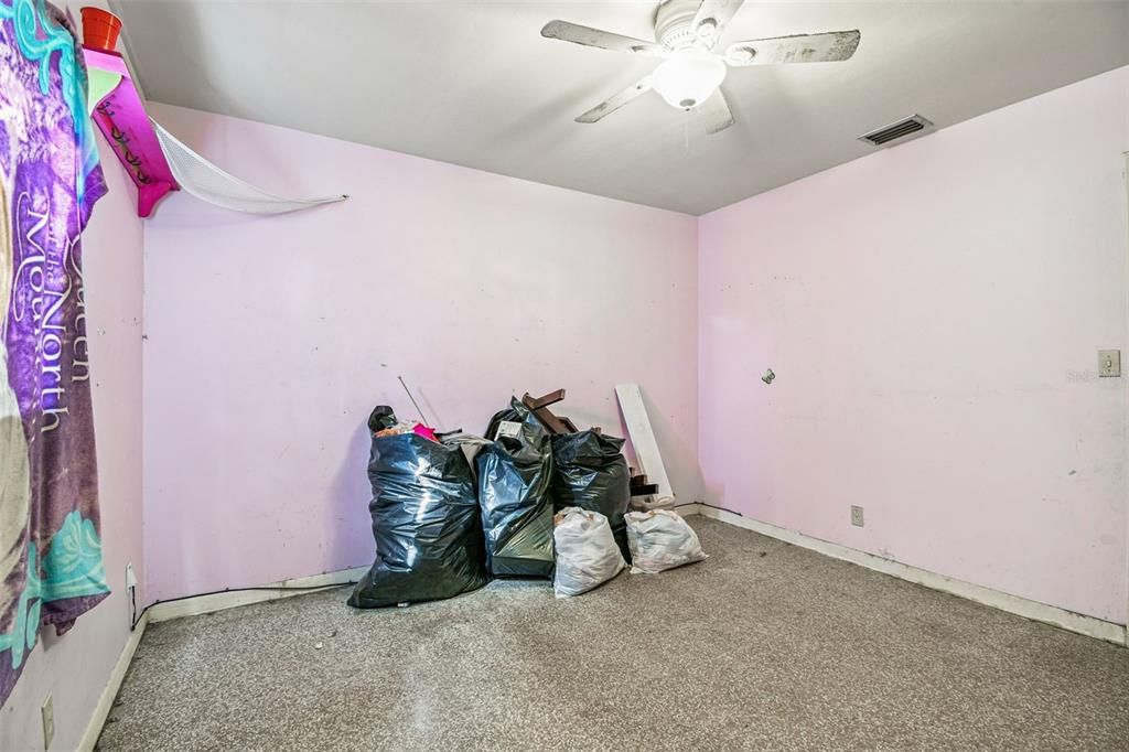 待售: $250,000 (3 贝兹, 1 浴室, 1920 平方英尺)