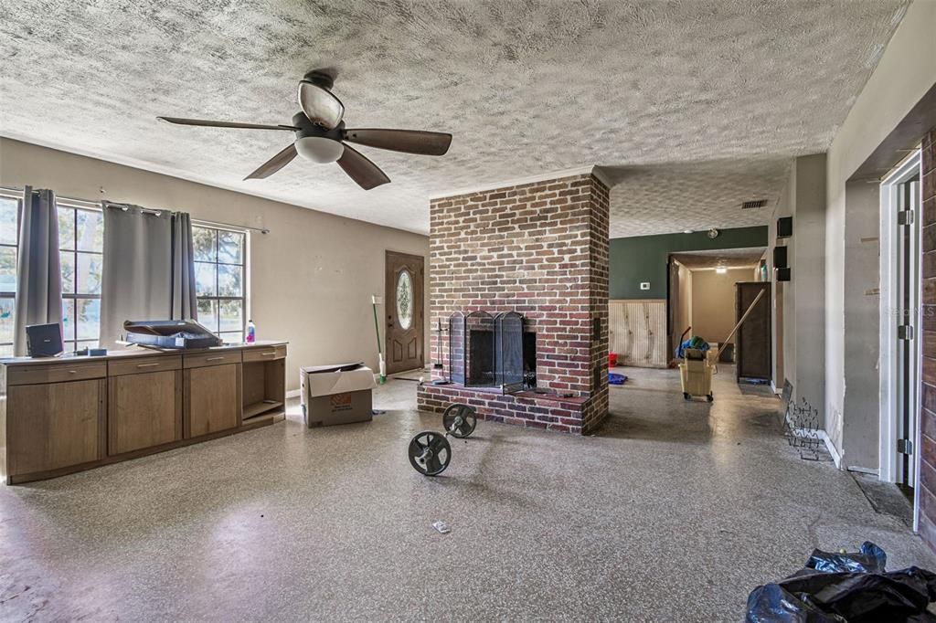 待售: $250,000 (3 贝兹, 1 浴室, 1920 平方英尺)