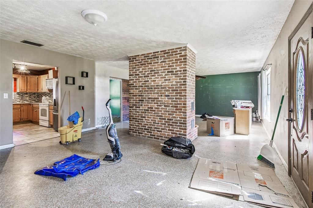 待售: $250,000 (3 贝兹, 1 浴室, 1920 平方英尺)