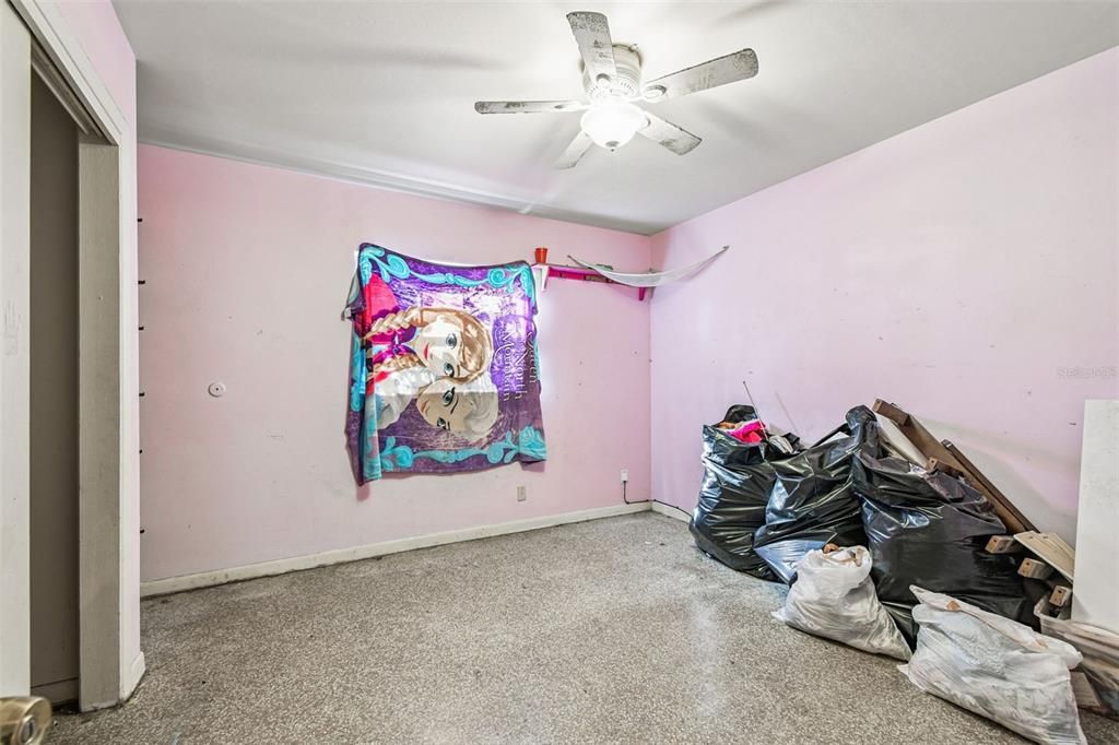 待售: $250,000 (3 贝兹, 1 浴室, 1920 平方英尺)