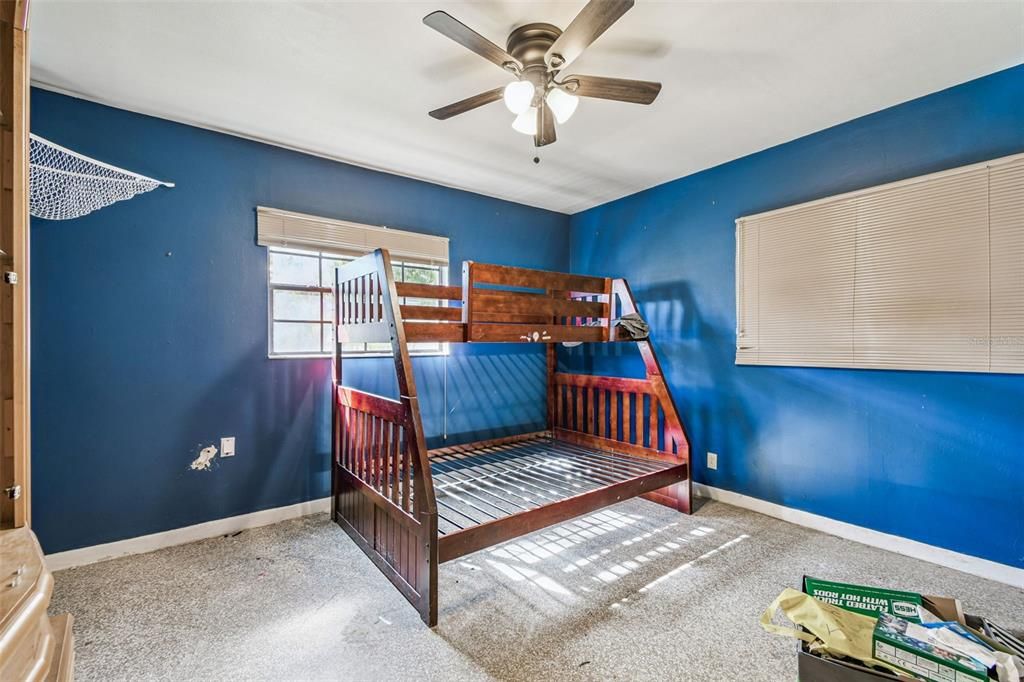 待售: $250,000 (3 贝兹, 1 浴室, 1920 平方英尺)