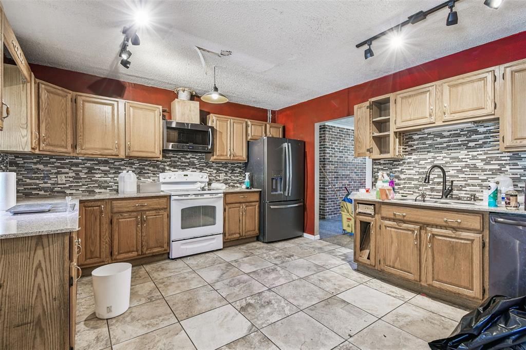 待售: $250,000 (3 贝兹, 1 浴室, 1920 平方英尺)