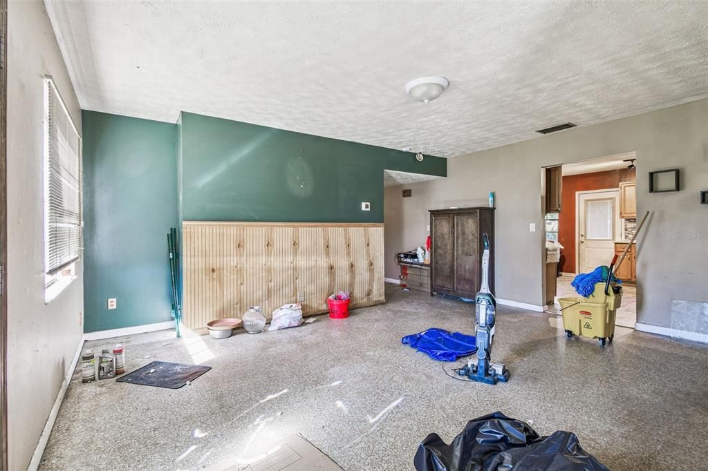 待售: $250,000 (3 贝兹, 1 浴室, 1920 平方英尺)