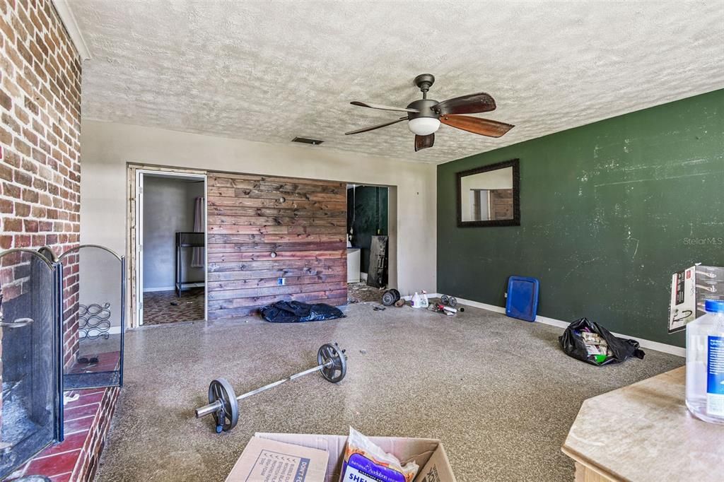 待售: $250,000 (3 贝兹, 1 浴室, 1920 平方英尺)