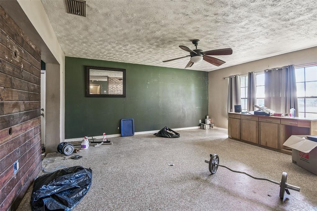 待售: $250,000 (3 贝兹, 1 浴室, 1920 平方英尺)