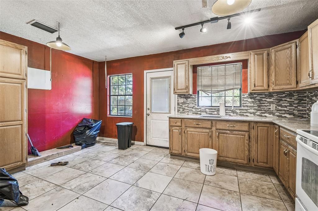 待售: $250,000 (3 贝兹, 1 浴室, 1920 平方英尺)