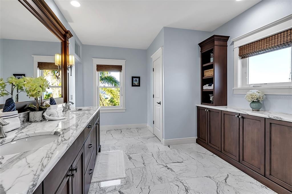 En Venta: $3,950,000 (4 camas, 3 baños, 4330 Pies cuadrados)