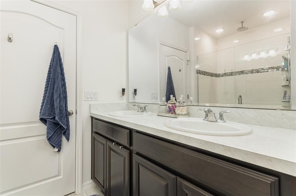 En Venta: $383,900 (4 camas, 2 baños, 2100 Pies cuadrados)