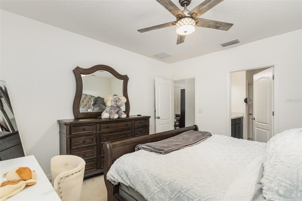 En Venta: $383,900 (4 camas, 2 baños, 2100 Pies cuadrados)