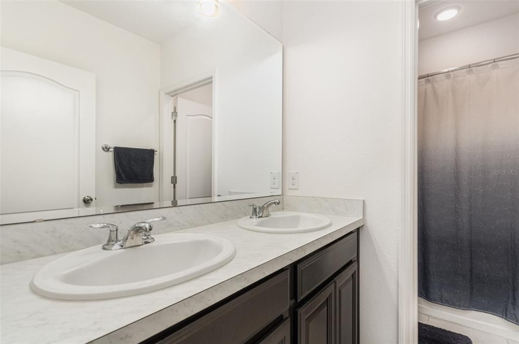 En Venta: $383,900 (4 camas, 2 baños, 2100 Pies cuadrados)