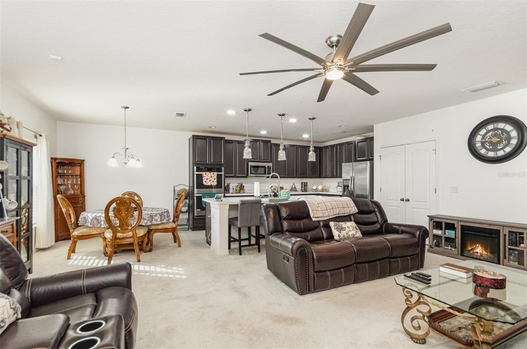 En Venta: $383,900 (4 camas, 2 baños, 2100 Pies cuadrados)