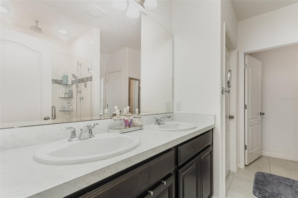 En Venta: $383,900 (4 camas, 2 baños, 2100 Pies cuadrados)