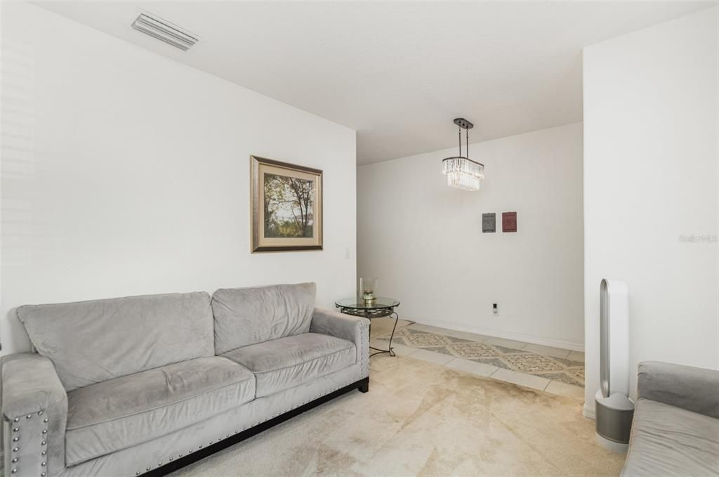 En Venta: $383,900 (4 camas, 2 baños, 2100 Pies cuadrados)