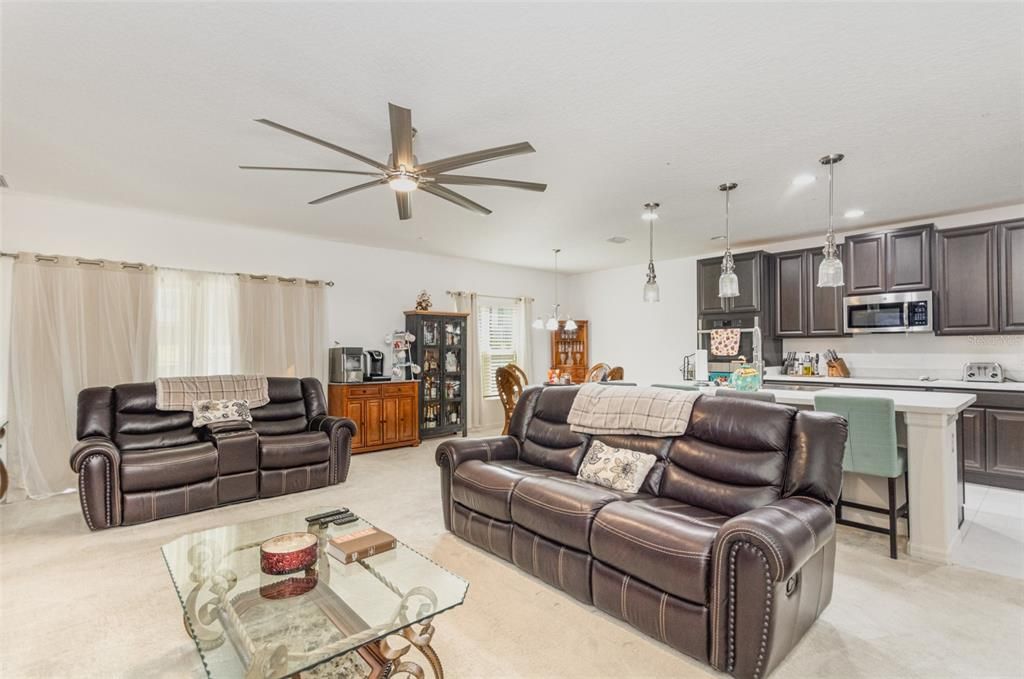 En Venta: $383,900 (4 camas, 2 baños, 2100 Pies cuadrados)