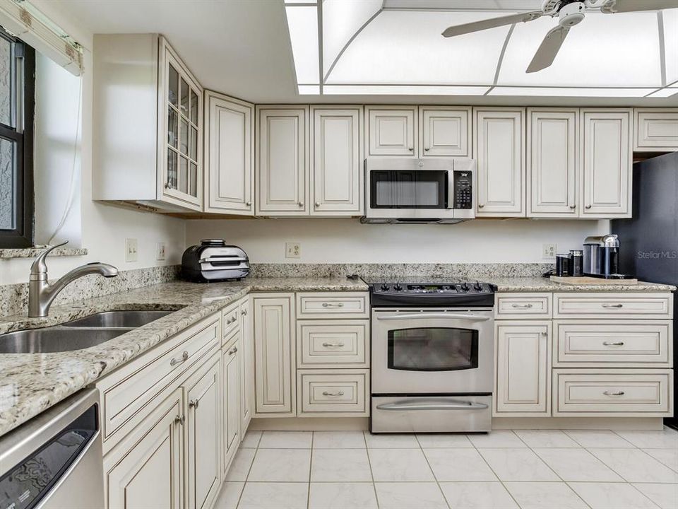 For Sale: $429,000 (2 beds, 2 baths, 1550 Square Feet)