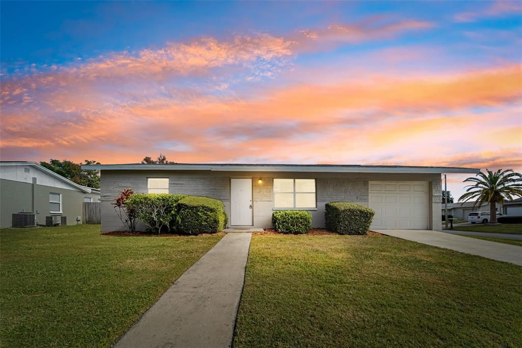 合同活跃: $314,999 (2 贝兹, 1 浴室, 910 平方英尺)