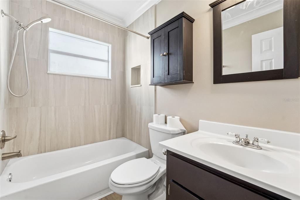 合同活跃: $314,999 (2 贝兹, 1 浴室, 910 平方英尺)