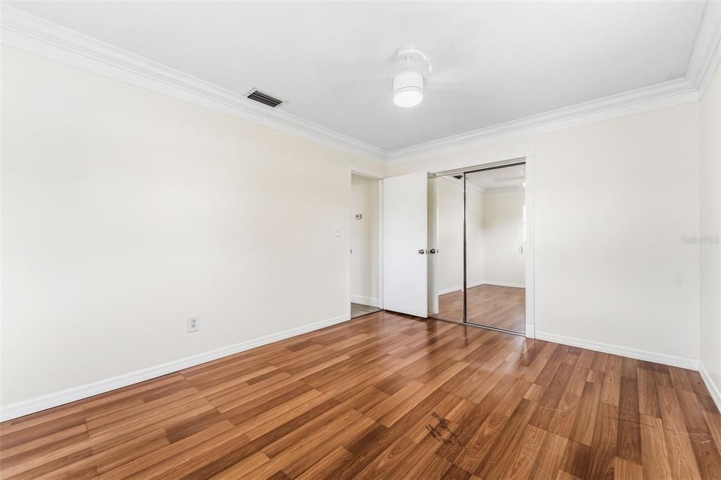 合同活跃: $314,999 (2 贝兹, 1 浴室, 910 平方英尺)