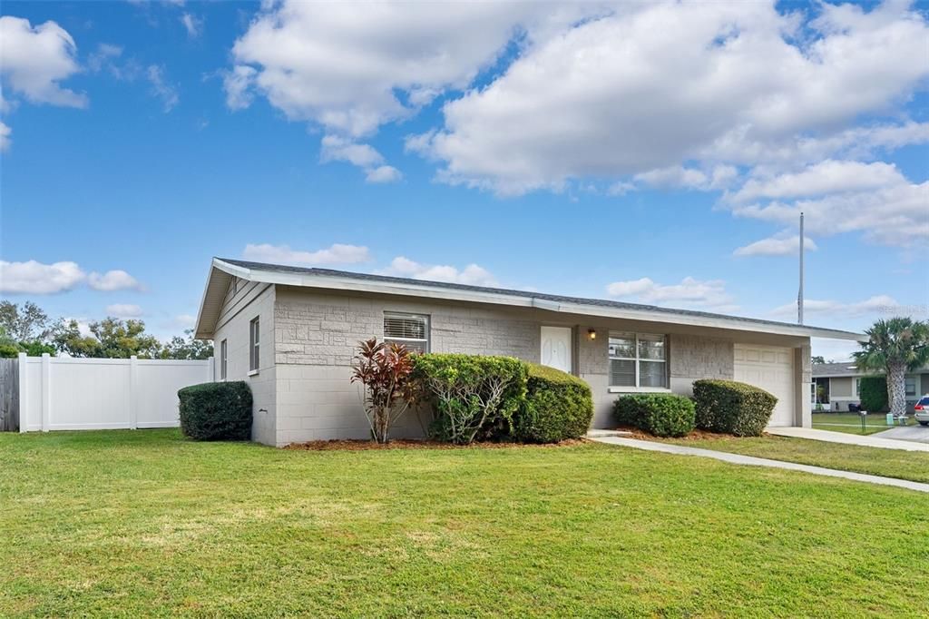 合同活跃: $314,999 (2 贝兹, 1 浴室, 910 平方英尺)