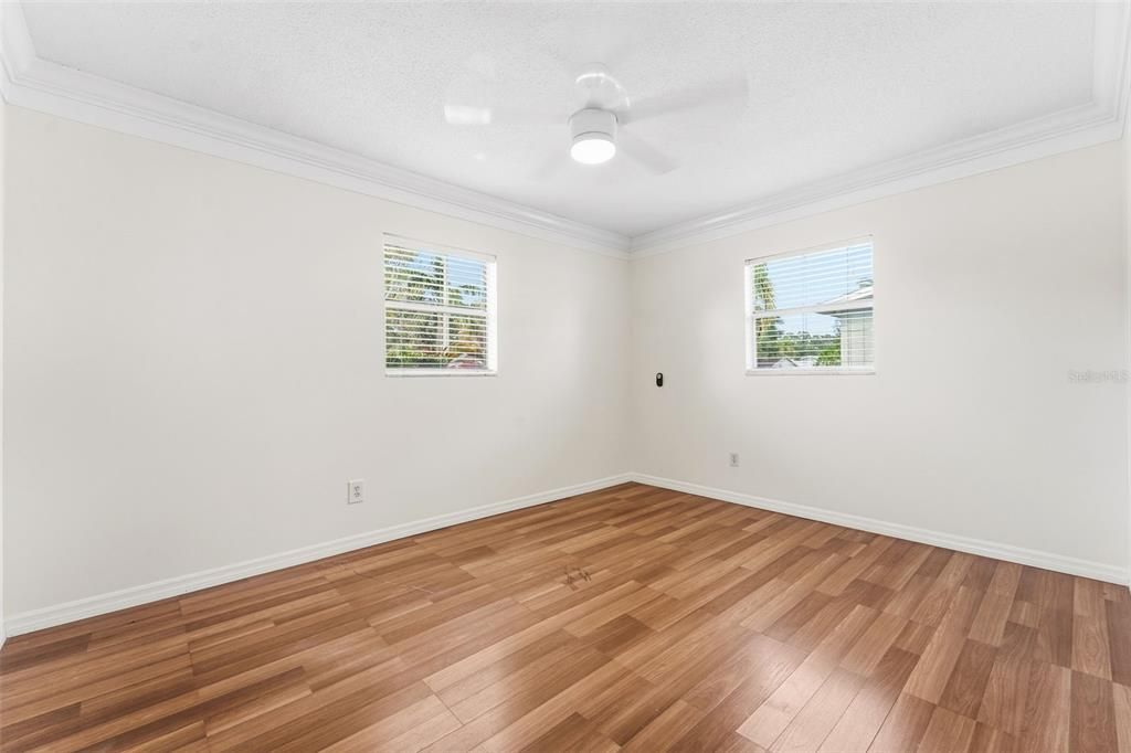 合同活跃: $314,999 (2 贝兹, 1 浴室, 910 平方英尺)