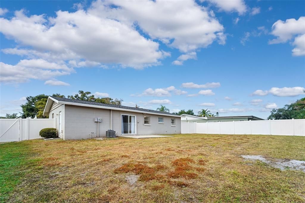 合同活跃: $314,999 (2 贝兹, 1 浴室, 910 平方英尺)