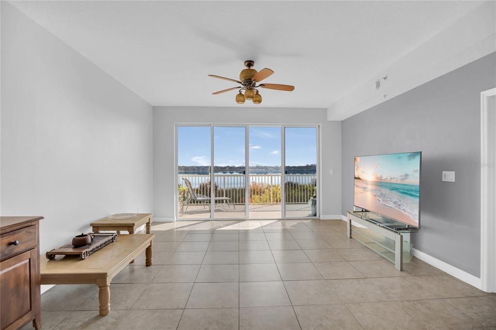 待售: $385,000 (2 贝兹, 2 浴室, 1810 平方英尺)