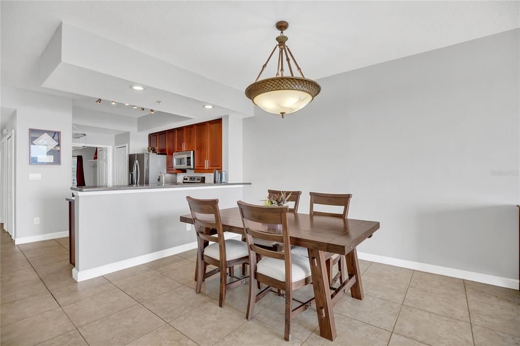 待售: $385,000 (2 贝兹, 2 浴室, 1810 平方英尺)