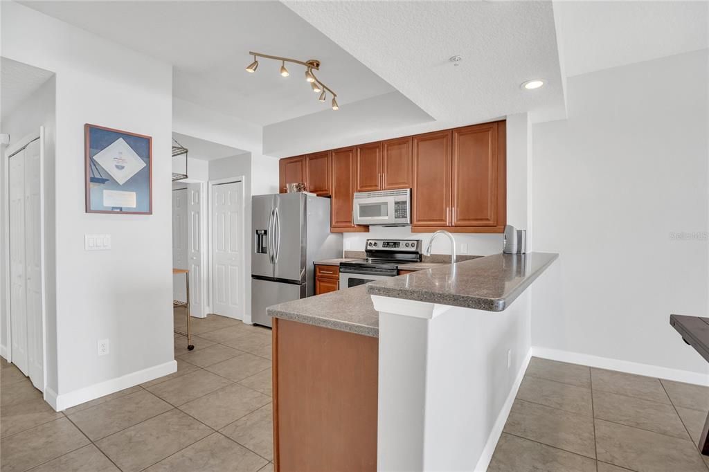 待售: $385,000 (2 贝兹, 2 浴室, 1810 平方英尺)