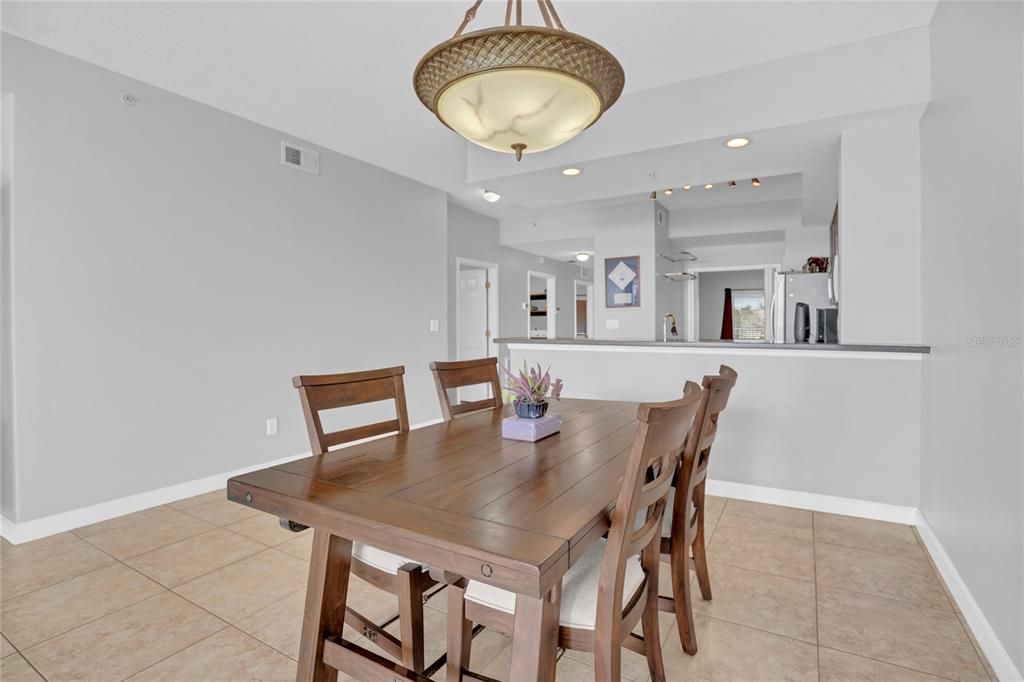 待售: $385,000 (2 贝兹, 2 浴室, 1810 平方英尺)