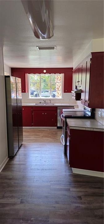 For Rent: $1,750 (3 beds, 1 baths, 924 Square Feet)