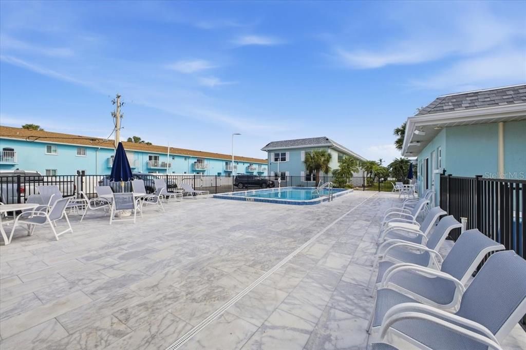 待售: $439,000 (2 贝兹, 2 浴室, 829 平方英尺)