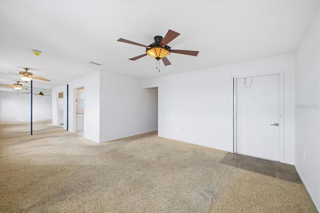 待售: $439,000 (2 贝兹, 2 浴室, 829 平方英尺)