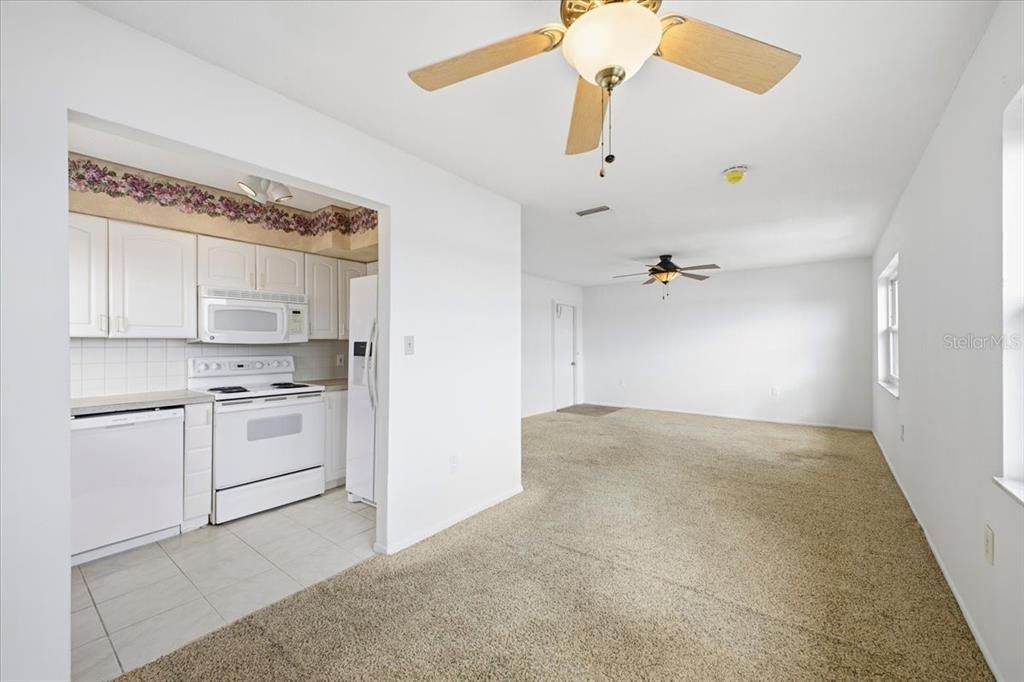 待售: $439,000 (2 贝兹, 2 浴室, 829 平方英尺)