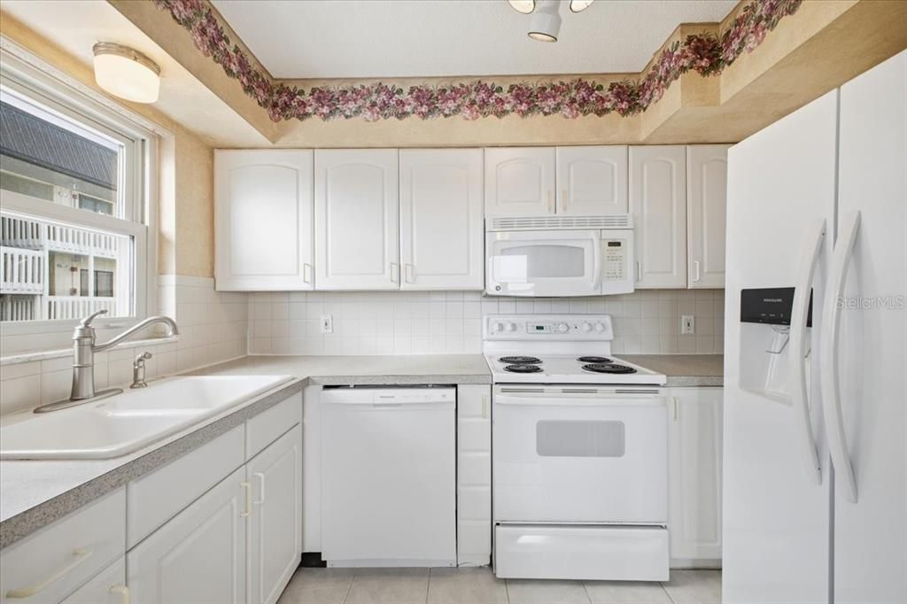 待售: $439,000 (2 贝兹, 2 浴室, 829 平方英尺)