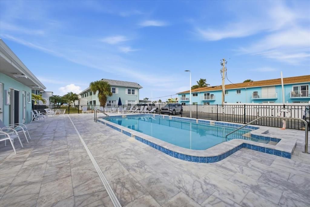 待售: $439,000 (2 贝兹, 2 浴室, 829 平方英尺)