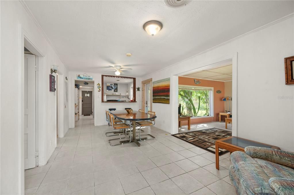 For Sale: $150,000 (2 beds, 1 baths, 944 Square Feet)