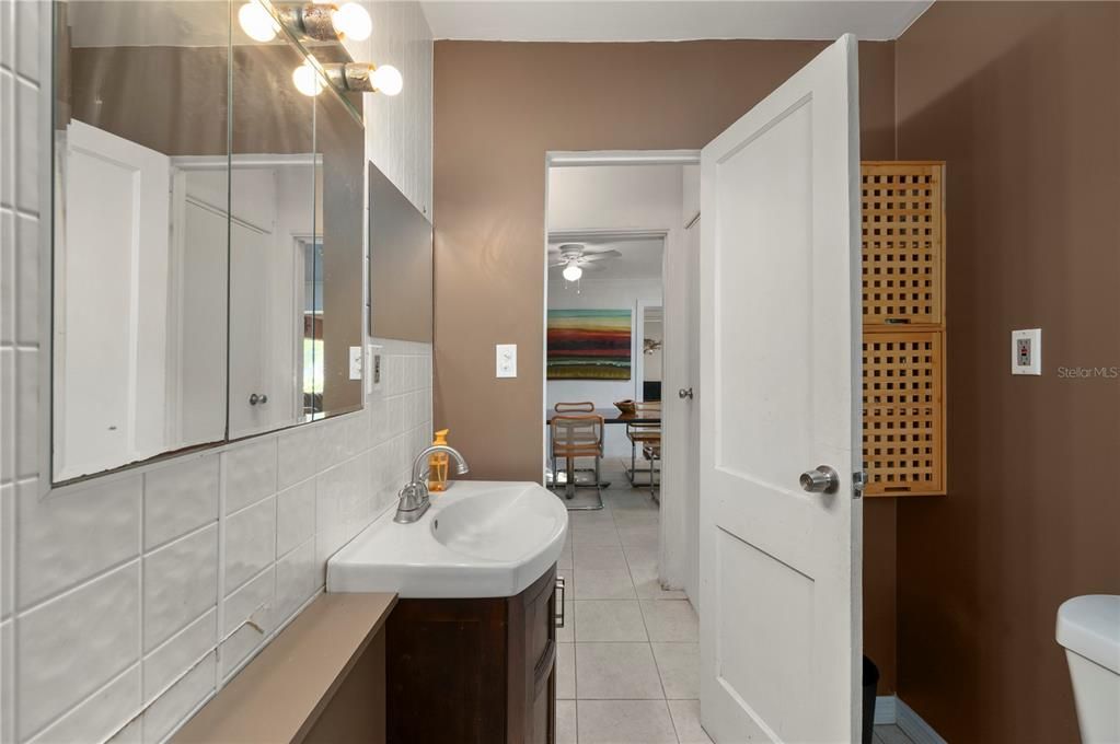 For Sale: $150,000 (2 beds, 1 baths, 944 Square Feet)