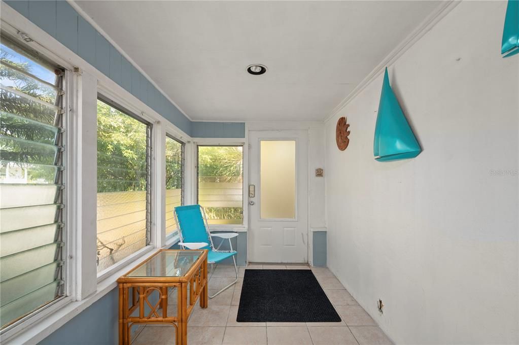 For Sale: $150,000 (2 beds, 1 baths, 944 Square Feet)