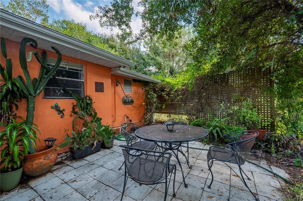 For Sale: $150,000 (2 beds, 1 baths, 944 Square Feet)