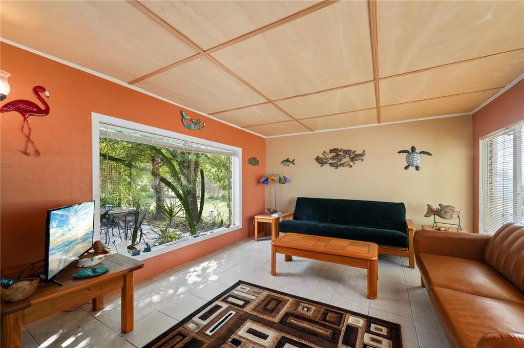 For Sale: $150,000 (2 beds, 1 baths, 944 Square Feet)