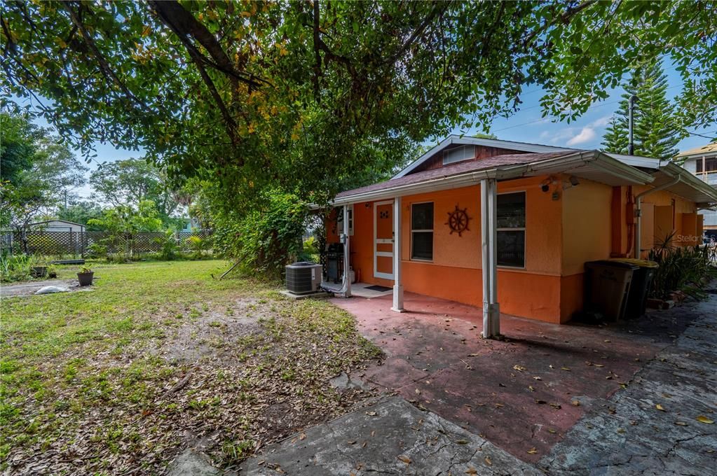 For Sale: $150,000 (2 beds, 1 baths, 944 Square Feet)